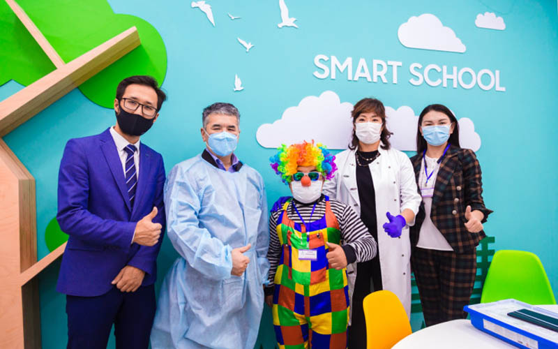 В алматинском Центре онкологии открылся инновационный класс Samsung School